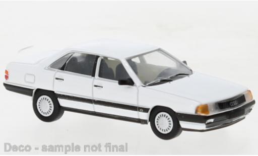 Modelauto Audi 100 berline (C3) wit 1982 1/87 PCX87