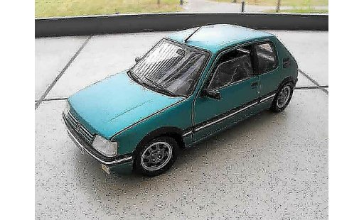 Peugeot 205 GTI 1/18 Solido Griffe rabaissee modelauto