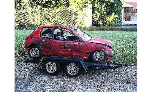 Peugeot 205 GTI 1/18 Solido 1.9 Rouge Vallelunga rood accidentee modelauto