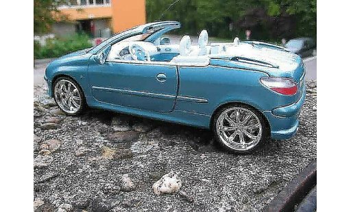 Peugeot 206 CC 1/18 Solido blauw jantes chromees modelauto