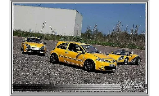 Renault Megane Sport 1/18 Burago rs geel siryus modelauto