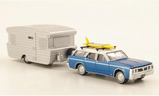 Modelauto Ford Falcon XY Fairmont Station Wagon metallic blauw/wit RHD 1971 avec Viscount Alumvan et Surfbrett comme charge 1/64 Road Ragers