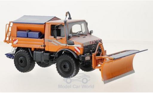 Modelauto Mercedes Unimog Base U 1600 oranje Winterdienst gealtert met R&Atilde;&curren;umschild en Salzstreuer 1/32 Schuco