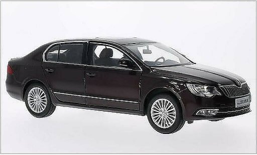 Skoda Superb Base 1/18 Paudi rood 2013 modelauto