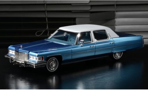 Modelauto Cadillac Fleetwood Brougham metallic blauw/wit 1976 1/18 Stamp Models