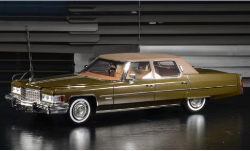 Modelauto Cadillac Fleetwood Brougham metallic beige/mat-bruin 1976 1/18 Stamp Models
