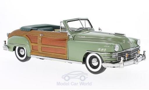Modelauto Chrysler Town & Country Station Wagon olijfgroen/Holzoptik 1948 1/18 Sun Star