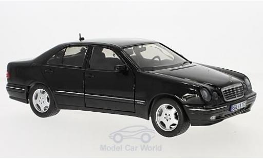 Modelauto Mercedes E Base E320 (W210) zwart 1/18 Sun Star