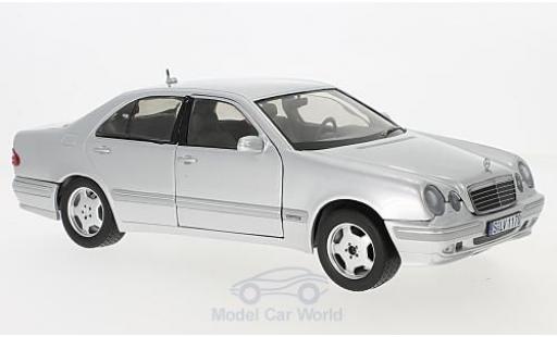 Modelauto Mercedes E Base E320 (W210) grijs 1/18 Sun Star
