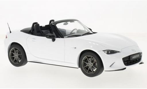 Modelauto Mazda MX5 PRHT wit 2015 avec d&Atilde;&copy;tachable Softtop sans Vitrine 1/18 Triple 9 Collection
