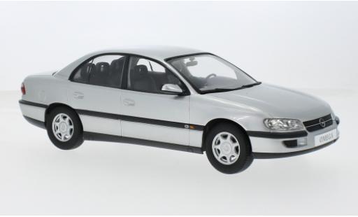 Modelauto Opel Omega B Base B grijs 1996 1/18 Triple 9 Collection