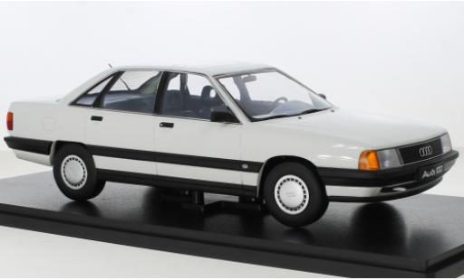 Modelauto Audi 100 berline (C3) wit 1989 1/18 Triple 9 Collection