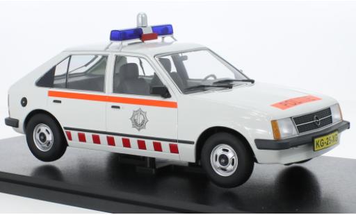 Modelauto Opel Kadett D Base D Politie (NL) 1/18 Triple 9 Collection