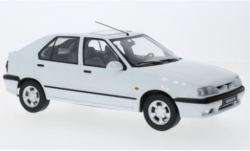 Modelauto Renault 19 Base wit 94 1/18 Triple 9 Collection