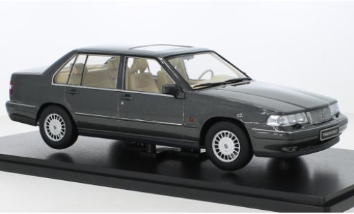 Modelauto Volvo 960 Base metallic grijs 1996 1/18 Triple 9 Collection