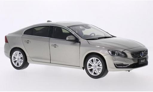 Modelauto Volvo S60 Base metallic beige 2015 1/18 Ultimate Diecast
