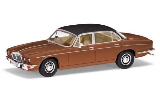 Modelauto Daimler Double Six Vanden Plas Series 2 metallic bruin/mat-zwart RHD 1/43 Vanguards