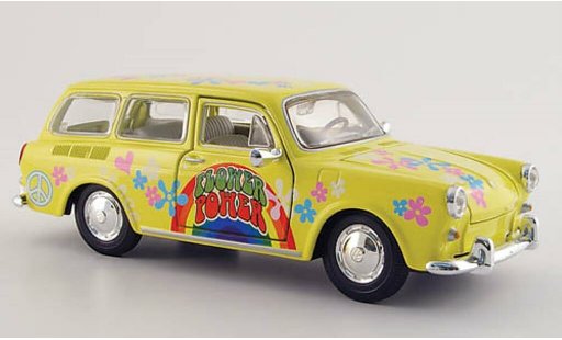 Volkswagen 1600 Variant 1/24 Maisto geel met Dekor modelauto