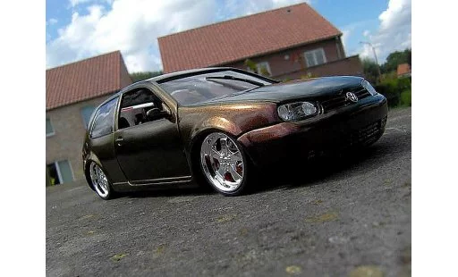 Volkswagen Golf GTI 1/18 Revell peinture cameleon modelauto