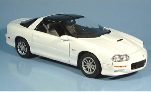 Modelauto Chevrolet Camaro SS wit 2002 1/18 Welly