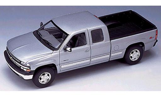 Modelauto Chevrolet Silverado pickup Ex. Cab grijs 1999 1/18 Welly