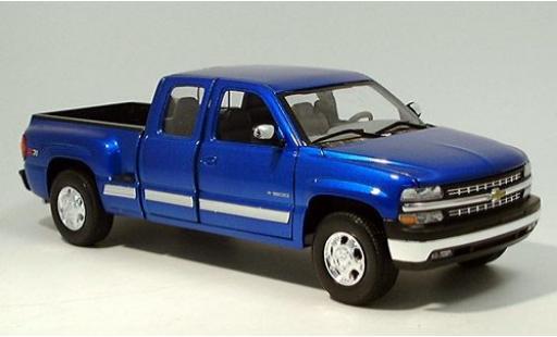 Modelauto Chevrolet Silverado pickup Ext. Cab blauw 1/18 Welly