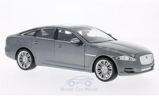 Modelauto Jaguar XJ Base metallic grijs 2010 1/24 Welly