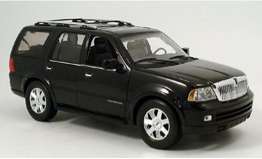 Modelauto Lincoln Navigator Base zwart 2005 1/18 Welly