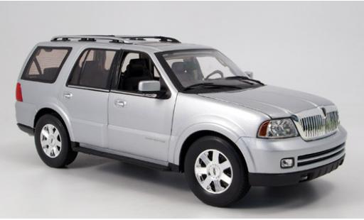 Modelauto Lincoln Navigator Base grijs 2005 1/18 Welly