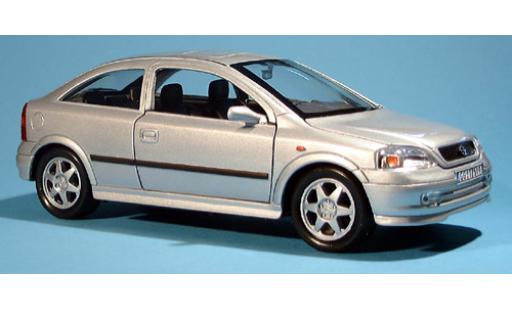 Modelauto Opel Astra Base grijs 1/24 Welly