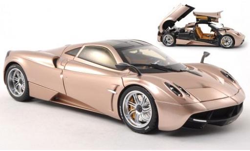 Modelauto Pagani Huayra Base gold 1/18 Welly