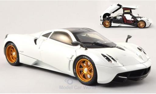 Modelauto Pagani Huayra Base met.-wit (GTA Edition) zonder Vitrine 1/18 Welly