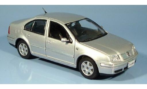 Modelauto Volkswagen Bora Base Sedan grijs 2001 1/24 Welly