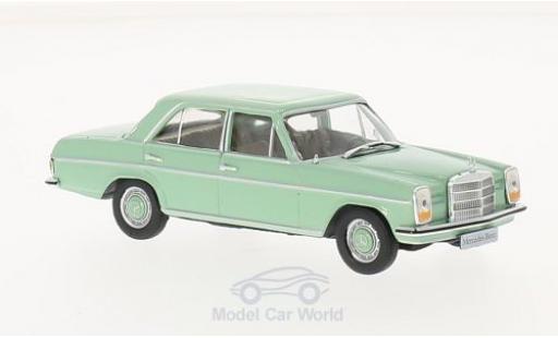 Modelauto Mercedes 200 Base /8 (W115) groen 1968 1/43 WhiteBox