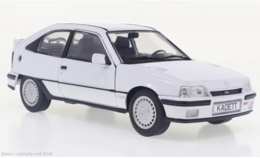 Modelauto Opel Kadett E GSi E wit 1985 1/24 WhiteBox