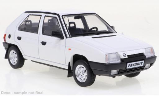 Modelauto Skoda Favorit Base wit 1989 1/24 WhiteBox